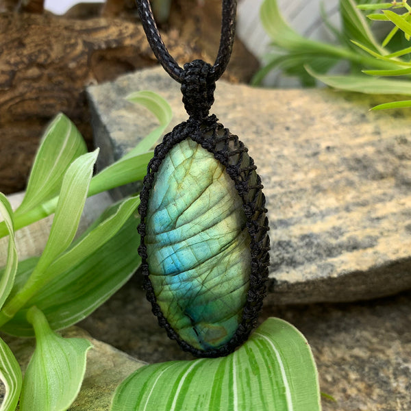 Labradorite Macramé Pendant Necklace